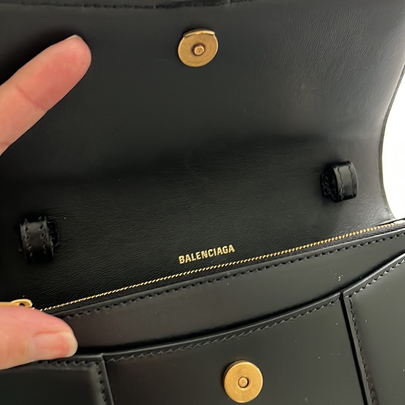 Balenciaga Hour Glass Wallet on Chain - Picture 4 of 6